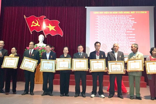 Trao Huy hiệu Đảng cho các đảng viên ở TP Vinh, thị xã Hoàng Mai