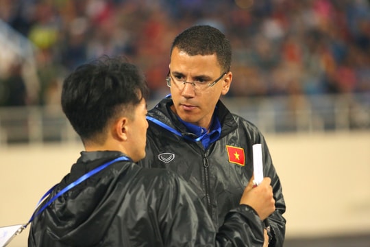 Trợ lý thể lực mới của ĐT Việt Nam thu hút với vẻ điển trai