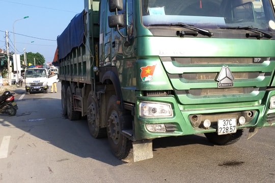 Xe “hổ vồ” cán nát đôi chân cụ bà 72 tuổi