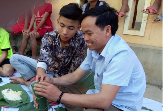 Trường vùng biên Kỳ Sơn dạy học sinh gói bánh chưng