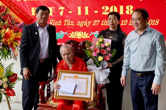 Các địa phương trao Huy hiệu Đảng cho đảng viên