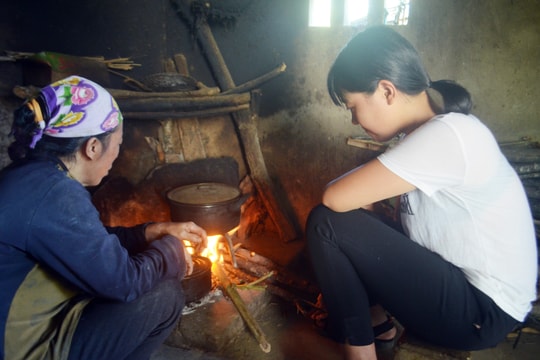 Nữ sinh đi làm thuê, thậm chí bán mái tóc của mình để duy trì việc học 
