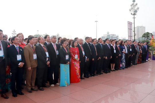 Kiều bào dâng hoa tưởng niệm Chủ tịch Hồ Chí Minh