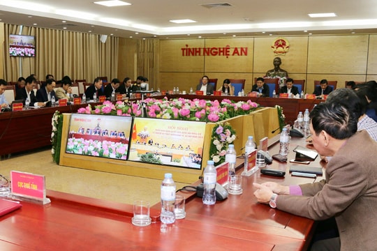 Thủ tướng Nguyễn Xuân Phúc: Lấy người dân và doanh nghiệp làm đối tượng phục vụ