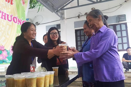 Trao cháo miễn phí cho người nghèo và chăn ấm cho học sinh khó khăn