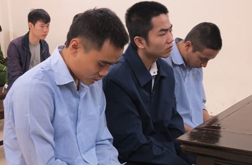 Ba gã trai 8X nhận án tù vì dàn trận móc túi trên xe buýt 