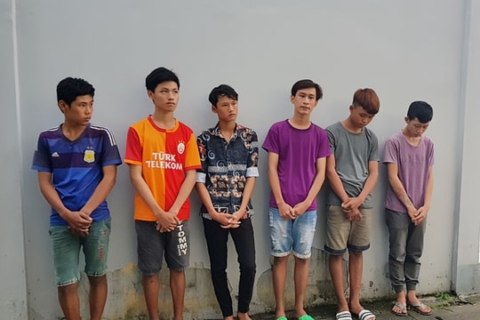 Bị rọi đèn, nhóm thiếu niên rủ nhau đi ném đá ô tô