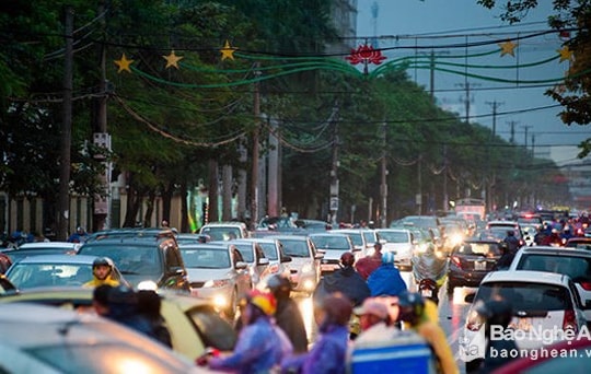 Nghệ An thí điểm cấm đỗ xe trên lòng đường trong giờ cao điểm