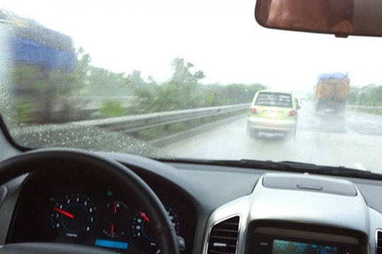 Cách sấy kính chắn gió xe ô tô đơn giản và nhanh nhất