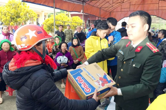 Hàng trăm người dân rẻo cao Nghệ An được tặng quà và khám miễn phí