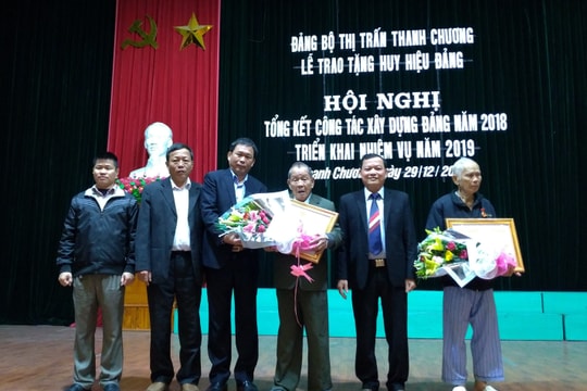 Thanh Chương, Nghĩa Đàn, Con Cuông: Trao Huy hiệu Đảng tặng các đảng viên