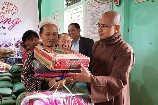 Chùa Đức Hậu trao 300 suất quà cho các gia đình khó khăn ở Anh Sơn