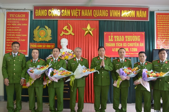 Trao thưởng các chuyên án mua bán người, ma túy, trộm cắp tài sản và tín dụng đen