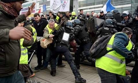 Cảnh sát Pháp dùng bom hơi cay trấn áp người biểu tình áo vàng