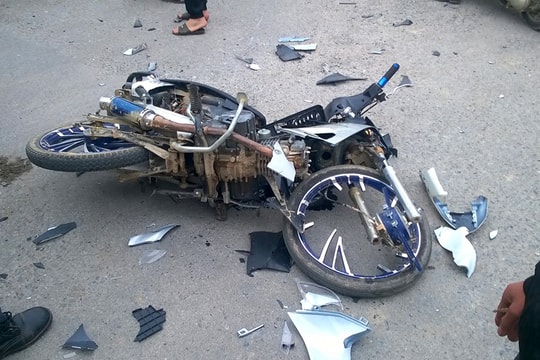 Va chạm giữa ngã tư, ô tô và xe máy nát bươm, hai người bị thương