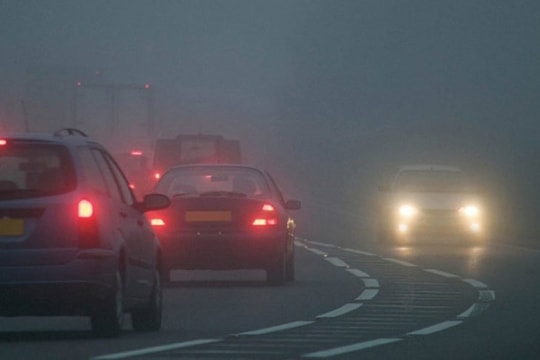 Những điều phải nhớ khi lái xe ô tô ngày giá rét, sương mù