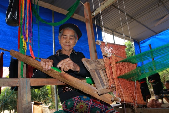 Độc đáo bộ trang phục phụ nữ của một trong những dân tộc ít người nhất Việt Nam