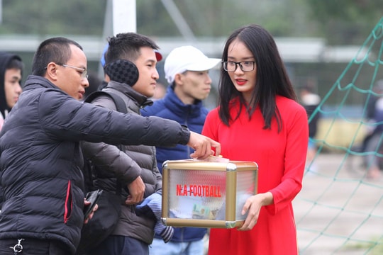 Khán giả Thành Vinh đội rét xem ngôi sao xứ Nghệ đá bóng từ thiện