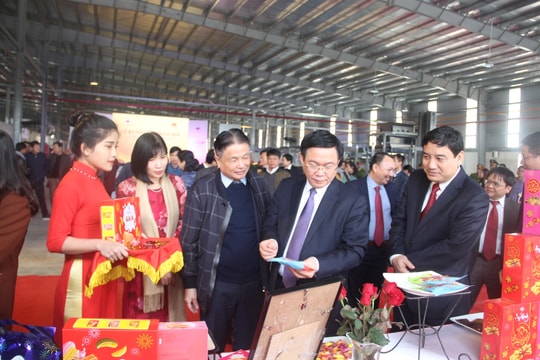 Phó Thủ tướng Vương Đình Huệ dự lễ ra mắt sản phẩm của nhà máy bánh kẹo lớn nhất Nghệ An
