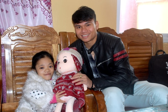 Cầu thủ Phạm Xuân Mạnh thăm, tặng quà cho trẻ em khuyết tật