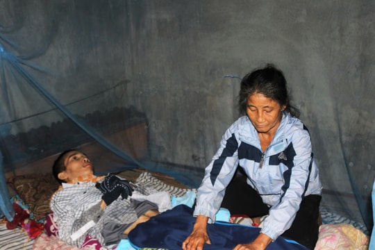 Xót cảnh người phụ nữ nghèo một mình chăm chồng con bị tai biến