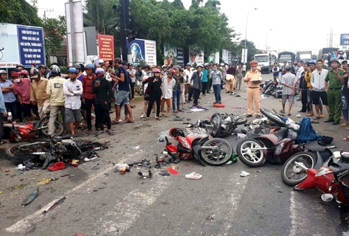 Xe container tông hơn 20 xe máy dừng đèn đỏ khiến hàng chục người thương vong