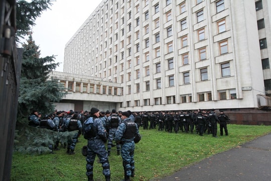 Đóng cửa các điểm bỏ phiếu tại Nga mở đường cho gian lận bầu cử ở Ukraine