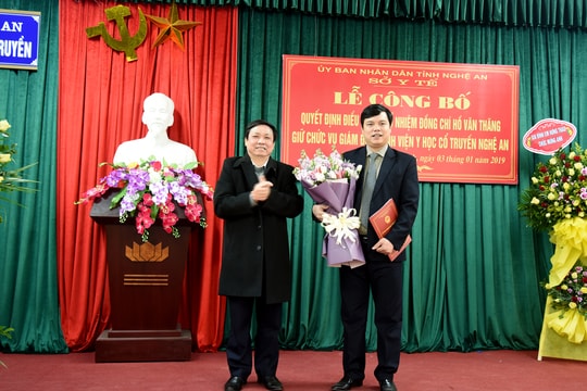 Trao quyết định bổ nhiệm Giám đốc Bệnh viện Y học Cổ truyền Nghệ An