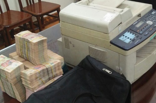 Bắt cán bộ ngân hàng làm lộ danh tính khách gửi tiết kiệm số tiền lớn