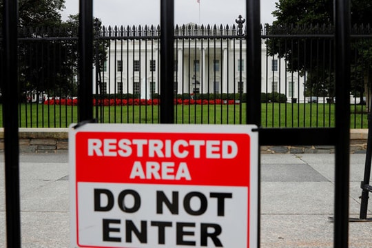 Leo rào vào Nhà Trắng nhờ Tổng thống Trump tư vấn tình yêu