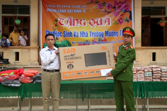 Trao tặng quà, học bổng cho học sinh nghèo vượt khó