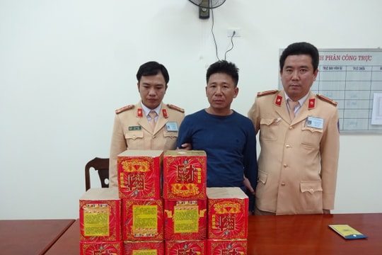 Bắt giữ đối tượng vận chuyển hơn 12 kg pháo hoa