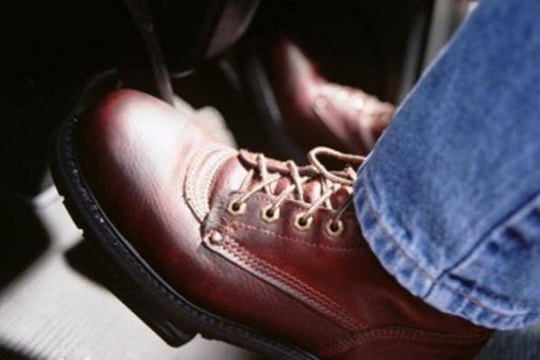 Xe ô tô mất phanh đột ngột, phải làm sao?