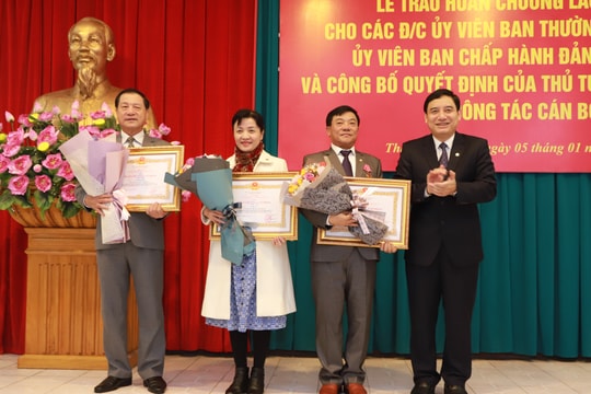 Trao Huân chương Lao động cho một số đồng chí ủy viên Ban Thường vụ, BCH Đảng bộ tỉnh