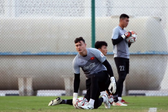 Bùi Tiến Dũng thay Văn Lâm bắt chính tại Asian Cup 2019?