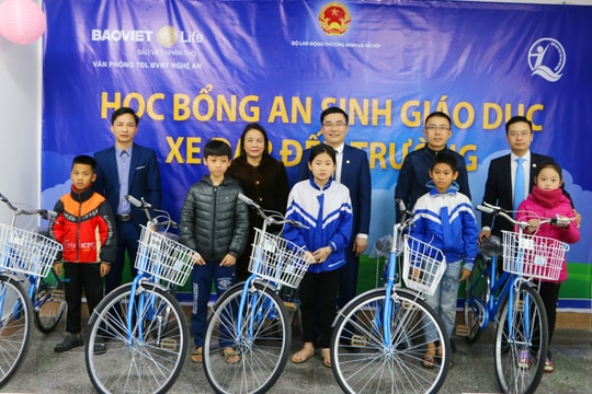 Trao 15 xe đạp cho học sinh có hoàn cảnh khó khăn TP Vinh và Nghi Lộc