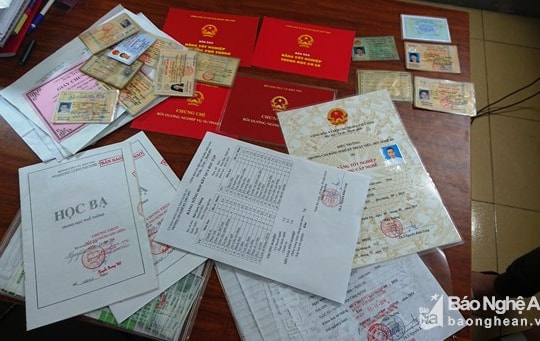 Hai đối tượng làm giả con dấu, tài liệu bị bắt giam