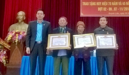 Hoàng Mai: Trao Huy hiệu 70 và 45 năm tuổi Đảng cho các đảng viên