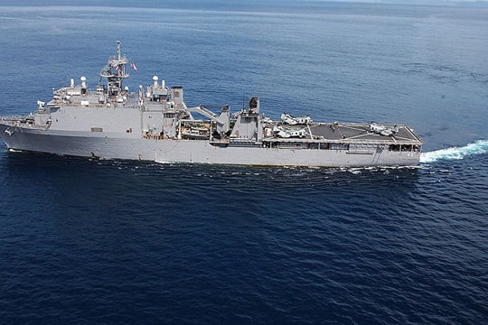 Quân nhân Nga giám sát hành động của tàu chiến Hải quân Mỹ ở Biển Đen