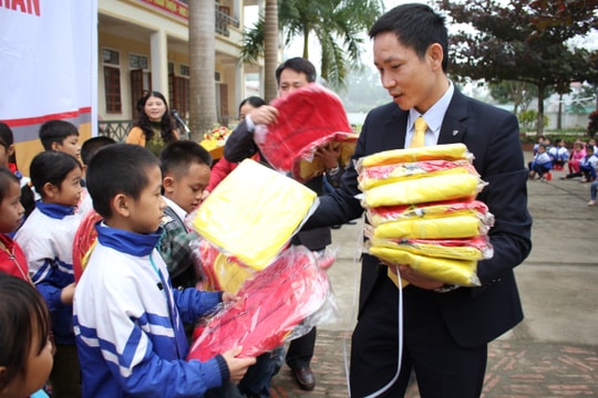 Công ty Dai-ichi Việt Nam và Bưu điện Nghệ An tặng 150 suất quà cho học sinh nghèo Anh Sơn