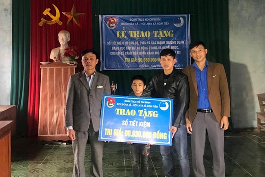 Trao sổ tiết kiệm hơn 90 triệu đồng cho cậu bé mồ côi cả bố lẫn mẹ