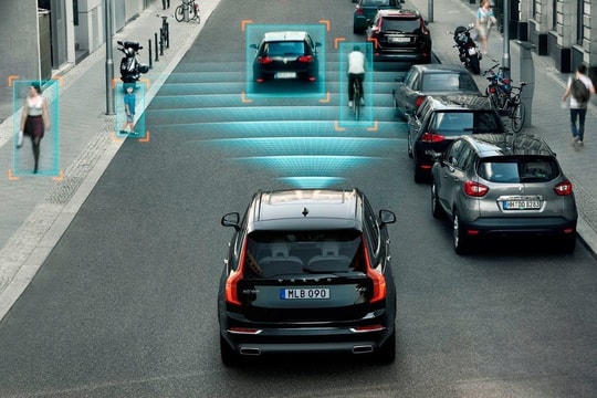 Phanh khẩn cấp tự động AEB giúp ngăn ngừa tai nạn thế nào?