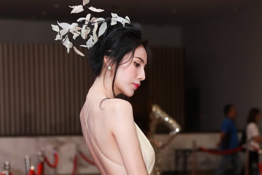 Thủy Tiên gây bất ngờ với hình ảnh mới trong trang phục chim công