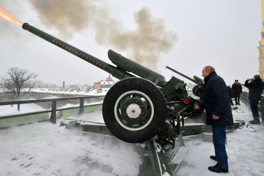Kim Jong-un bất ngờ sang Trung Quốc; Tổng thống Putin từng chỉ huy trung đội pháo binh