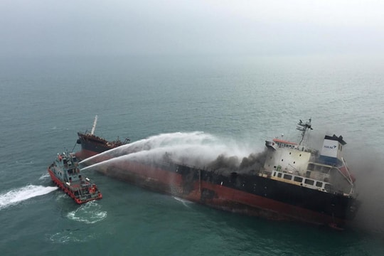 Có 2 thủy thủ người Nghệ An trên tàu cháy ngoài khơi Hong Kong