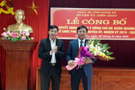 Phó Bí thư Tỉnh ủy trao quyết định chuẩn y Phó Bí thư Thường trực Huyện ủy Diễn Châu