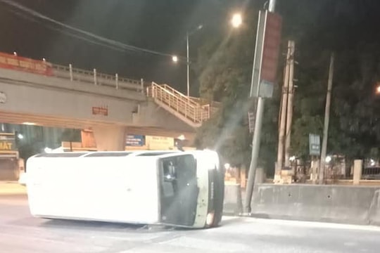 Xe khách đâm gãy cột đèn lật nghiêng ngay cầu vượt