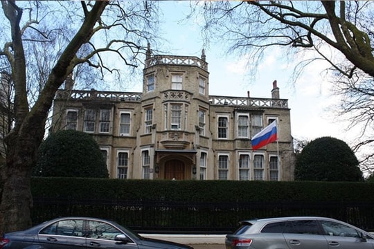 Mỹ khẳng định vẫn chiến đấu chống IS; Nga và Anh dần khôi phục số nhân viên ngoại giao