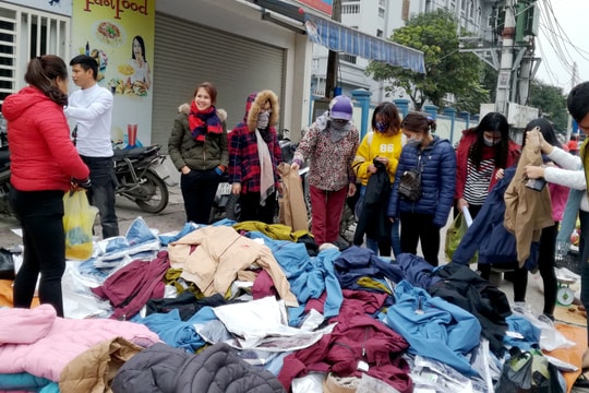 Hàng “rẻ như cho” đổ bộ nhiều tuyến đường ở Nghệ An