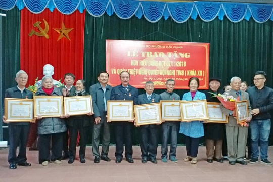 Trao Huy hiệu đảng cho đảng viên ở các địa phương